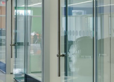 glass partitions breaking down barriers in the workplace